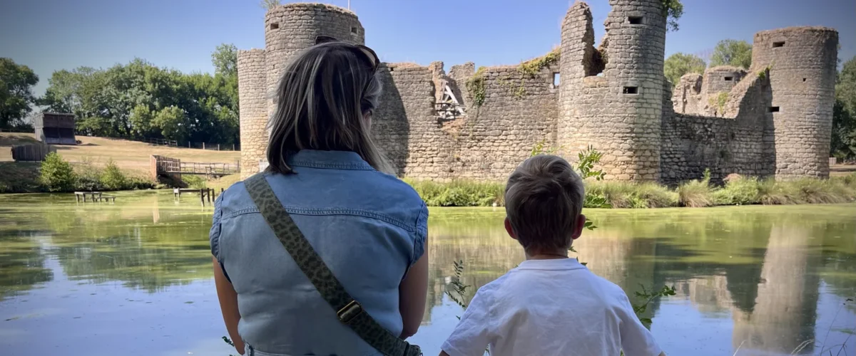 Week-end en Vendée en famille devant le château médiéval de Commequiers