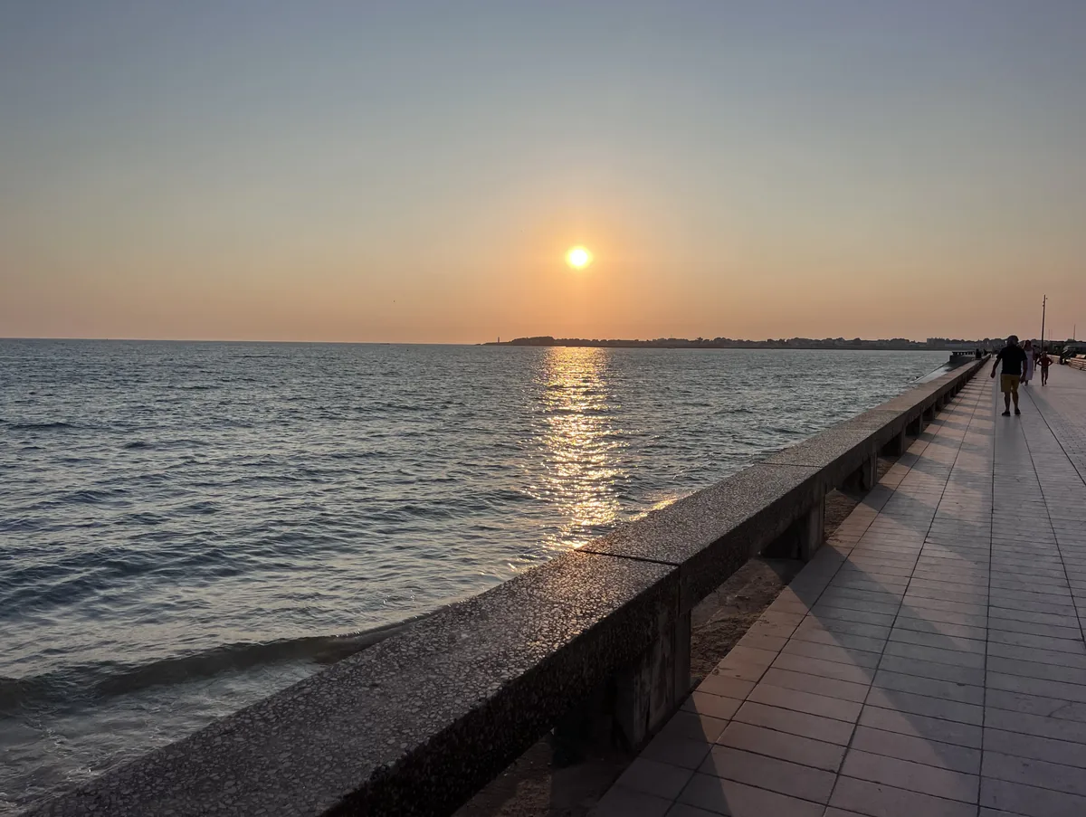 Coucher de soleil sur le front de mer de Saint-Gilles-Croix-de-Vie en Vendée