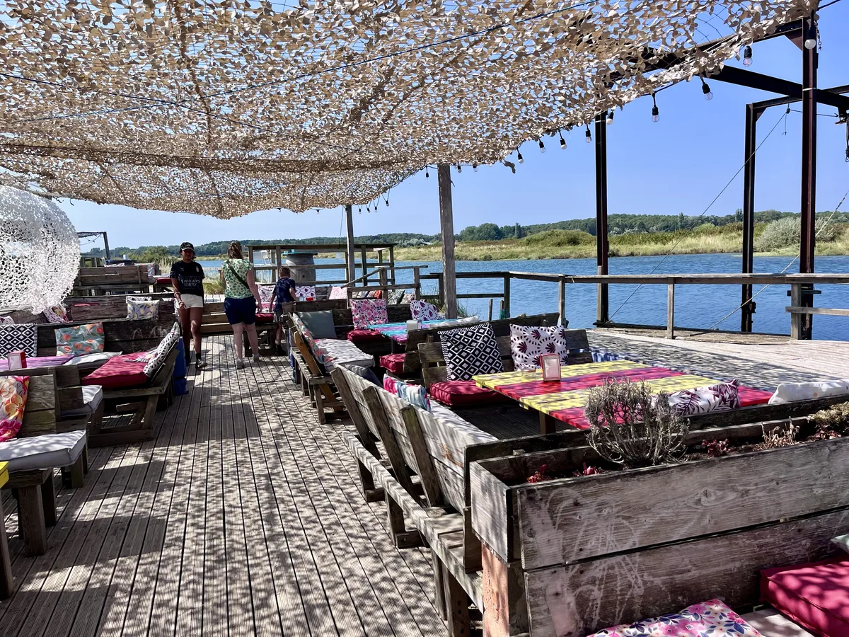 Terrasse du bar à huîtres La Cabane à Brem-sur-Mer en Vendée