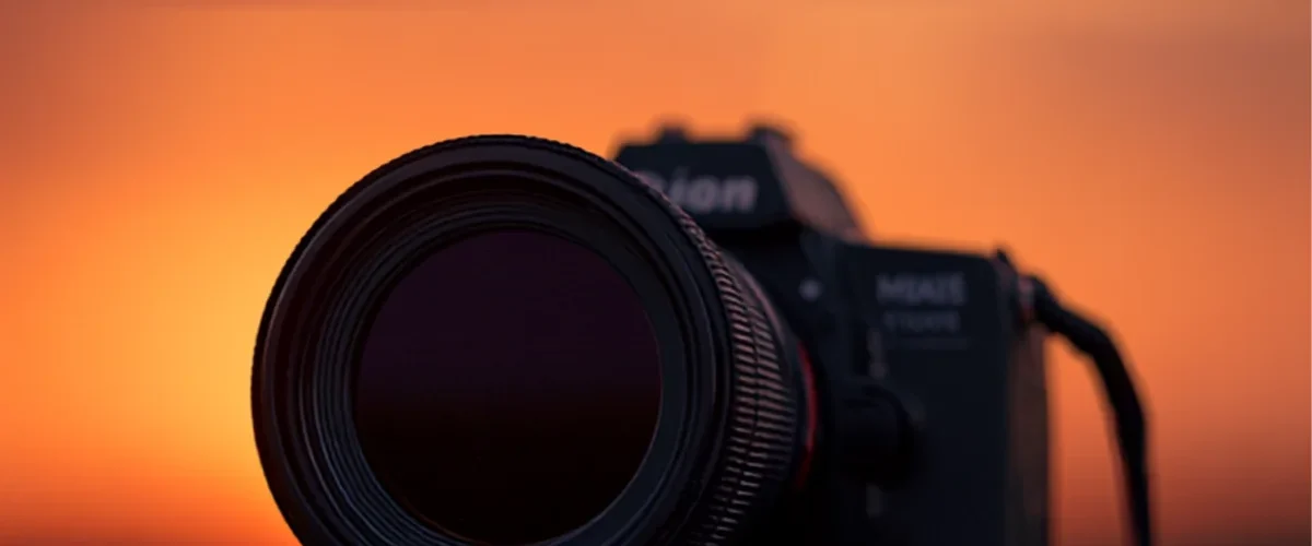 Appareil photo reflex sur trépied équipé d'un filtre solaire, prêt à photographier l'éclipse du 12 août 2026