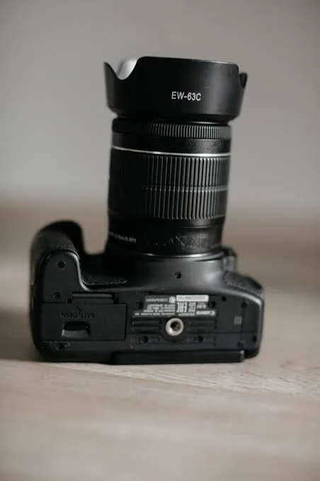 Canon 600D équipé de son objectif et pare-soleil, l'appareil utilisé pour photographier une course à pied