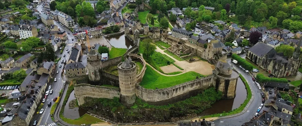 Vue aérienne du château de Fougères, escapade en famille en Ille-et-Vilaine