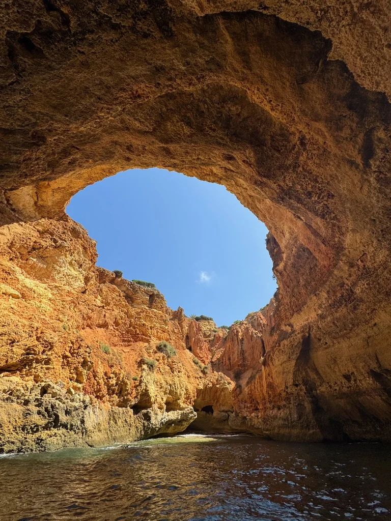 Intérieur de la grotte de Benagil en Algarve, dôme naturel ouvert sur le ciel, vu depuis un bateau
