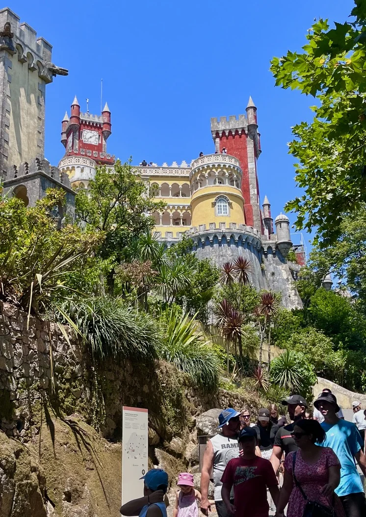 Le Palácio da Pena à Sintra, palais coloré aux tourelles jaunes et rouges