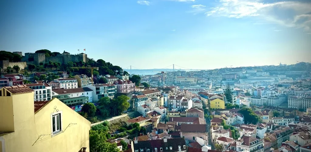 Portugal en famille : vue panoramique sur Lisbonne depuis le Castelo de São Jorge, avec le pont 25 de Abril en arrière-plan