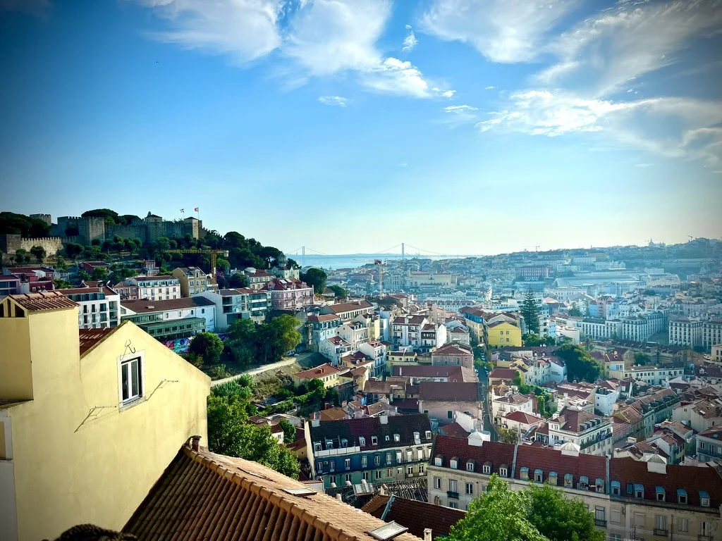 Portugal en famille : vue panoramique sur Lisbonne depuis le Castelo de São Jorge, avec le pont 25 de Abril en arrière-plan