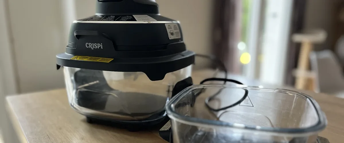 Ninja CRISPi avec son panier en verre CleanCrisp posé sur un plan de travail