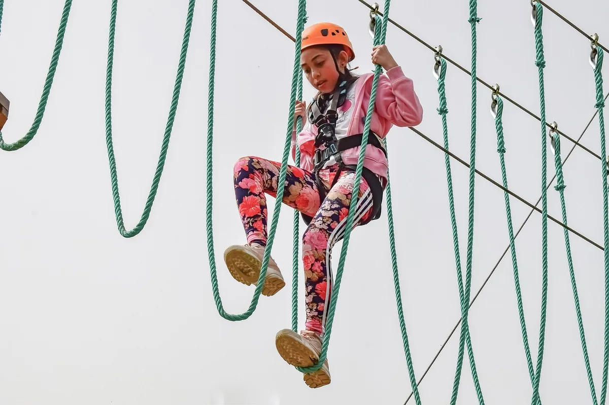 Enfant sur un parcours d'accrobranche en hauteur, activité enfants week-end à Savenay près de Saint-Nazaire