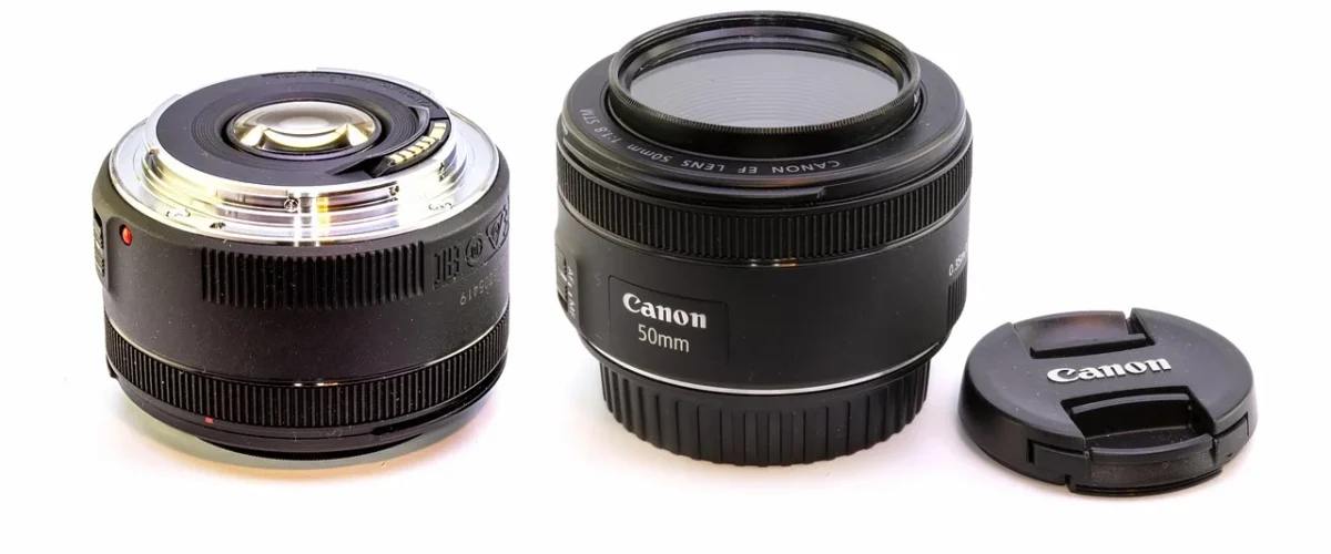 Objectif Canon 50mm f/1.8 STM posé à côté de son bouchon avant, illustration de notre avis sur cet objectif