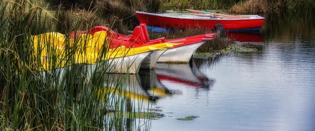 Marais de Brière avec barque traditionnelle, activités enfants week-end près de Saint-Nazaire
