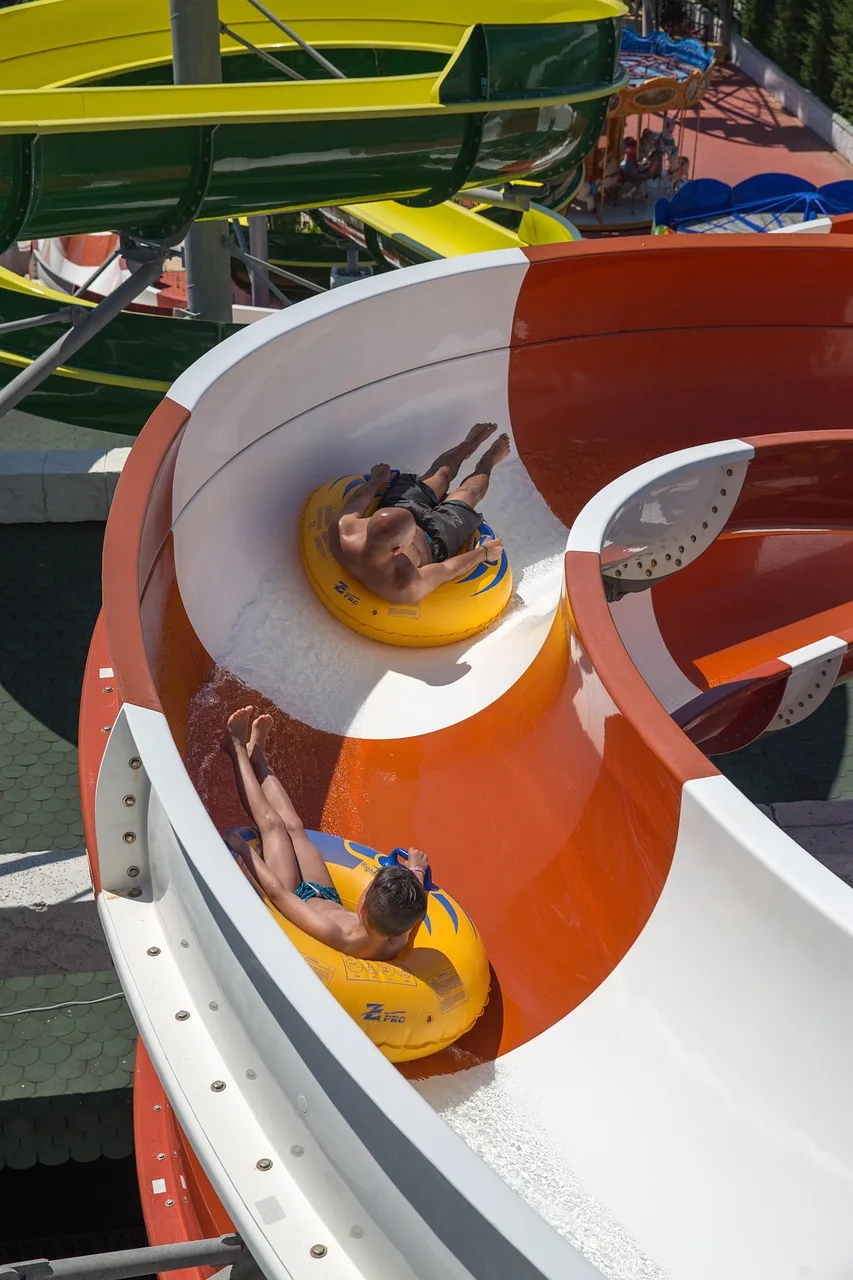 Toboggan aquatique flottant, parc aquatique TSN44 à Saint-Viaud