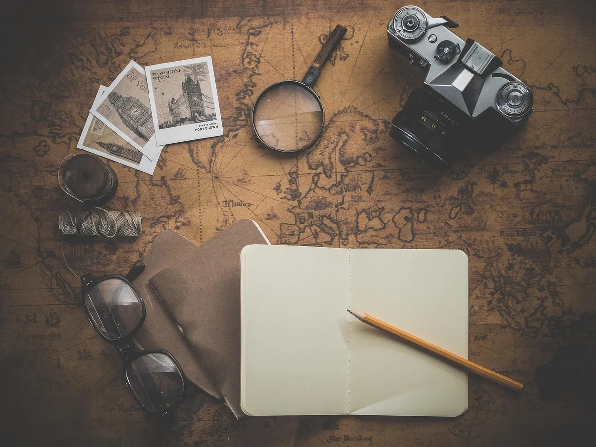 Carte du monde, carnet et lunettes pour préparer son voyage