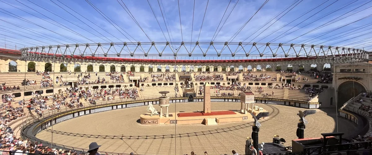 Puy du Fou en famille : arènes romaines pendant le spectacle Le Signe du Triomphe