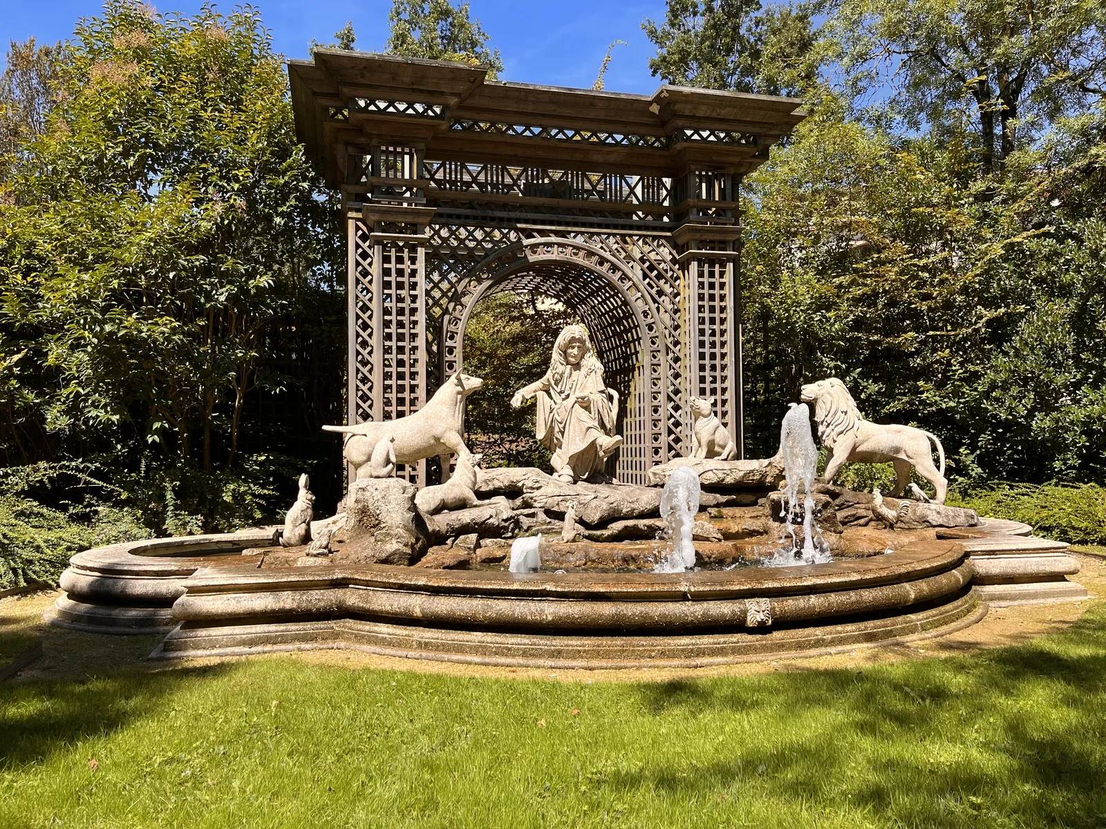 Fontaine dans un village du parc du Puy du Fou