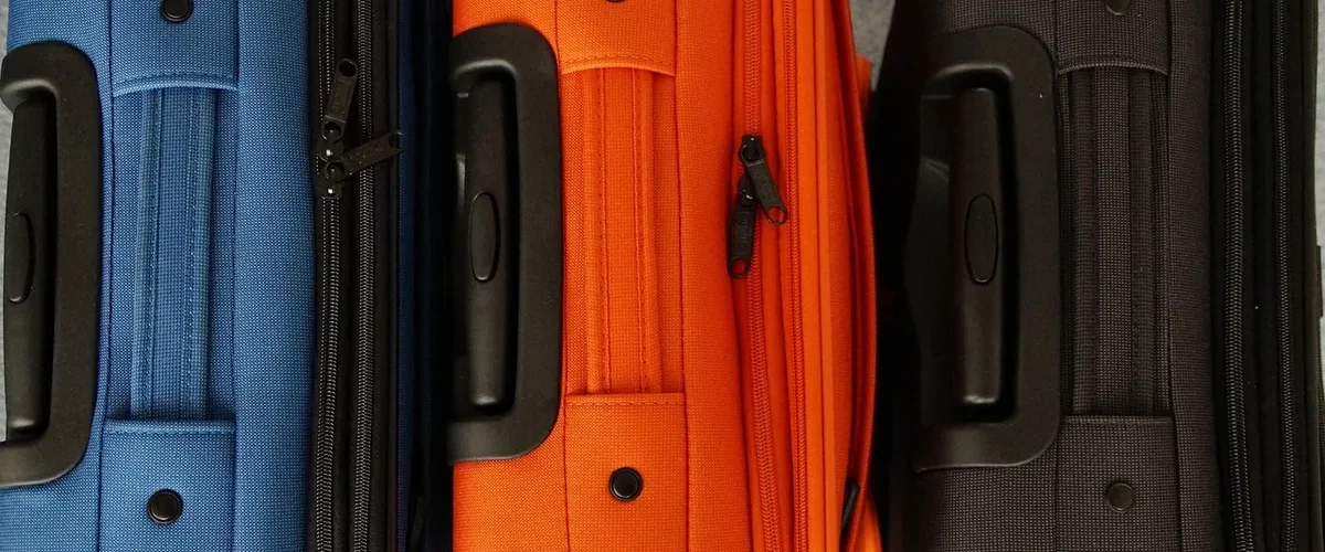 Trois valises colorées prêtes pour la rentrée en famille