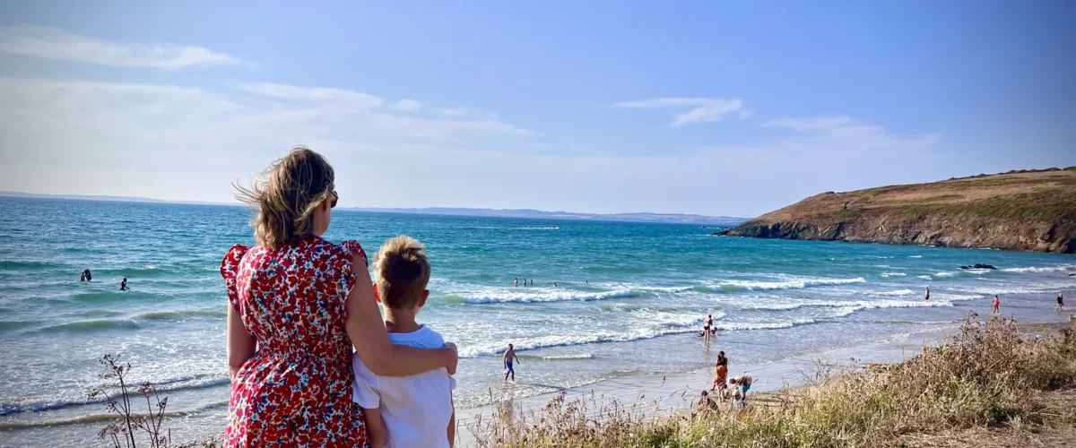 Mère et fils face à la mer, plage de Kervel en famille