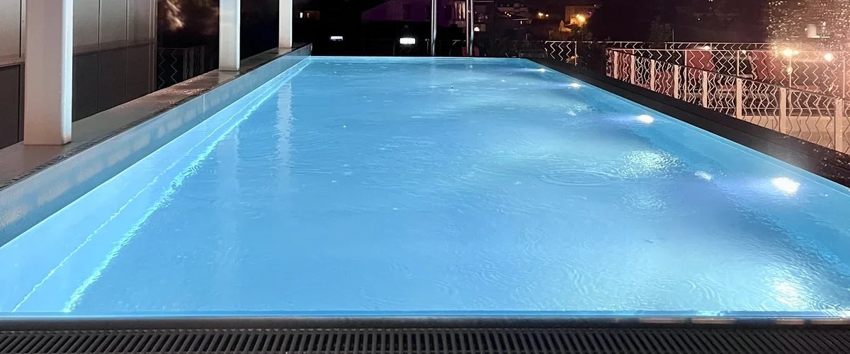 Piscine du rooftop de l'hôtel Vertime la nuit, Les Sables-d'Olonne