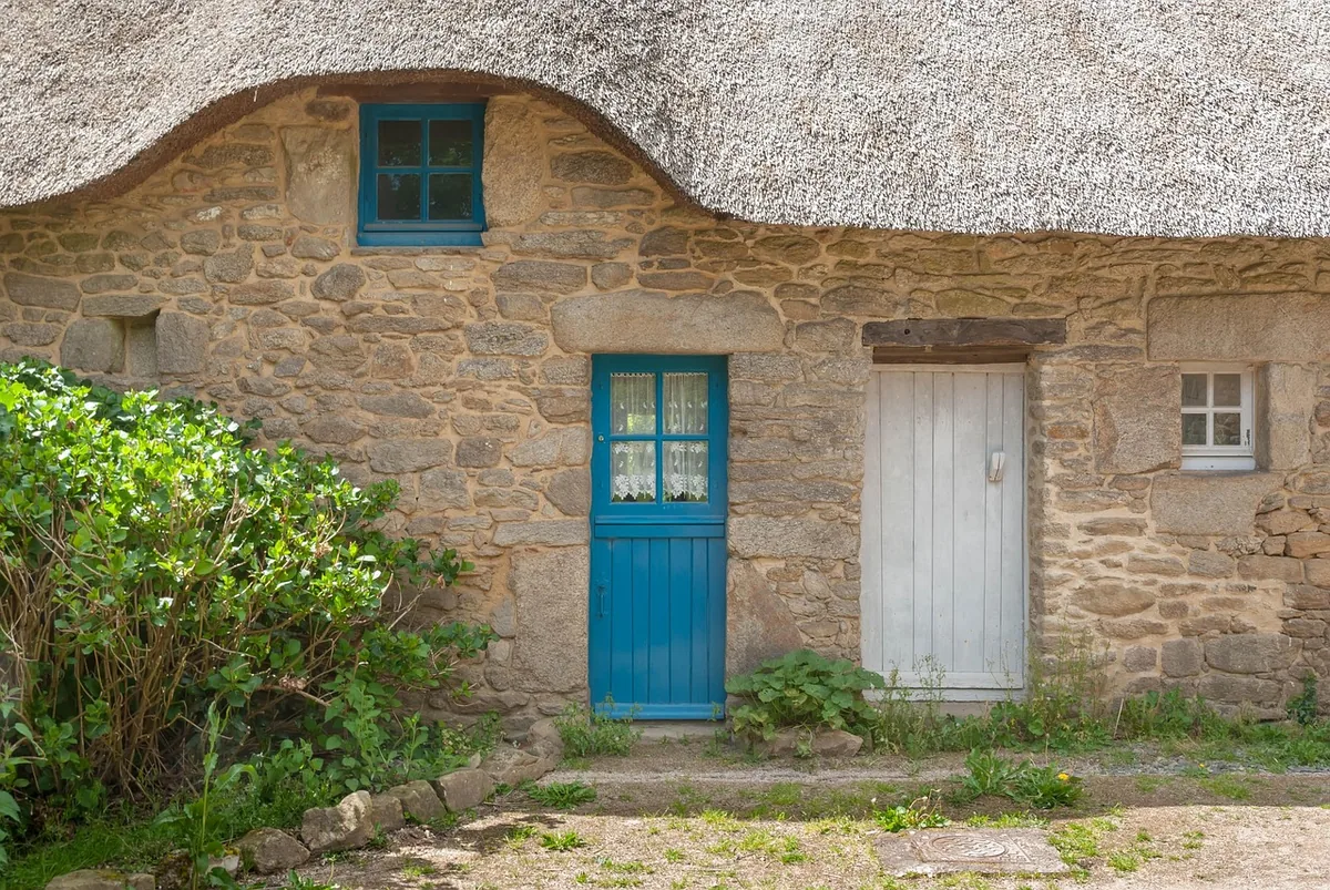 Chaumières traditionnelles du hameau de Kerhinet dans le parc naturel régional de Brière