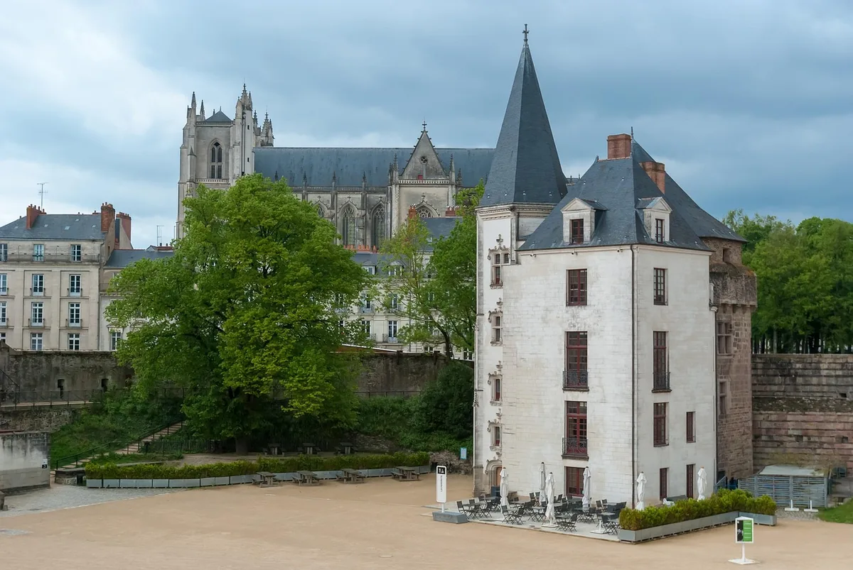 Le château des Ducs de Bretagne à Nantes avec la cathédrale Saint-Pierre en arrière-plan