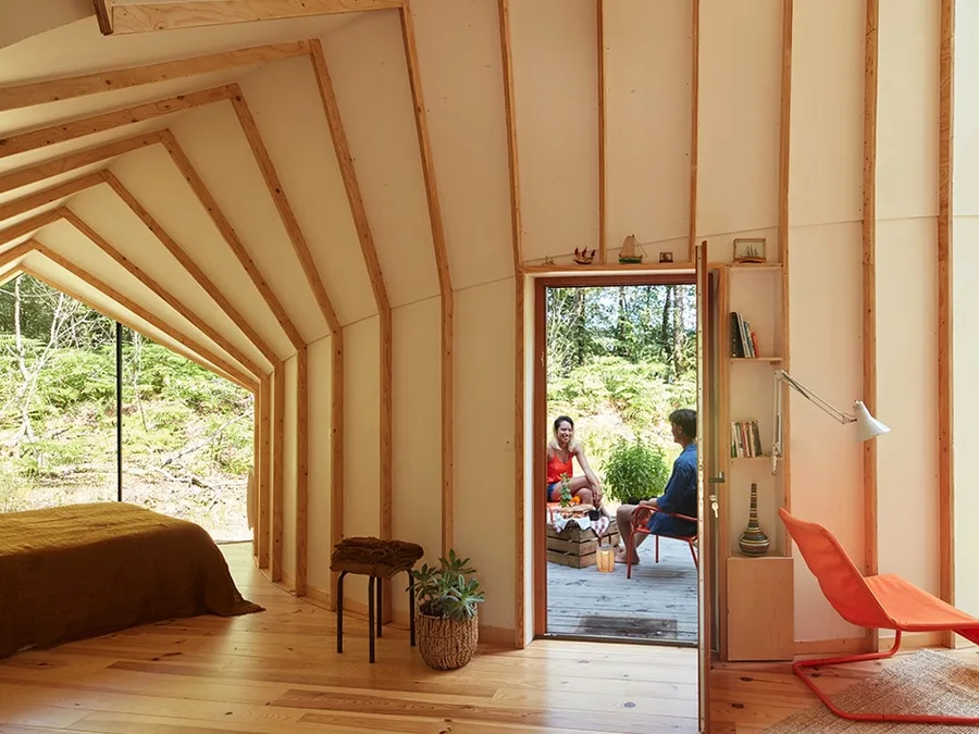 L'intérieur d'une cabane d'architectes de La Belle Folie, ouverte sur la forêt