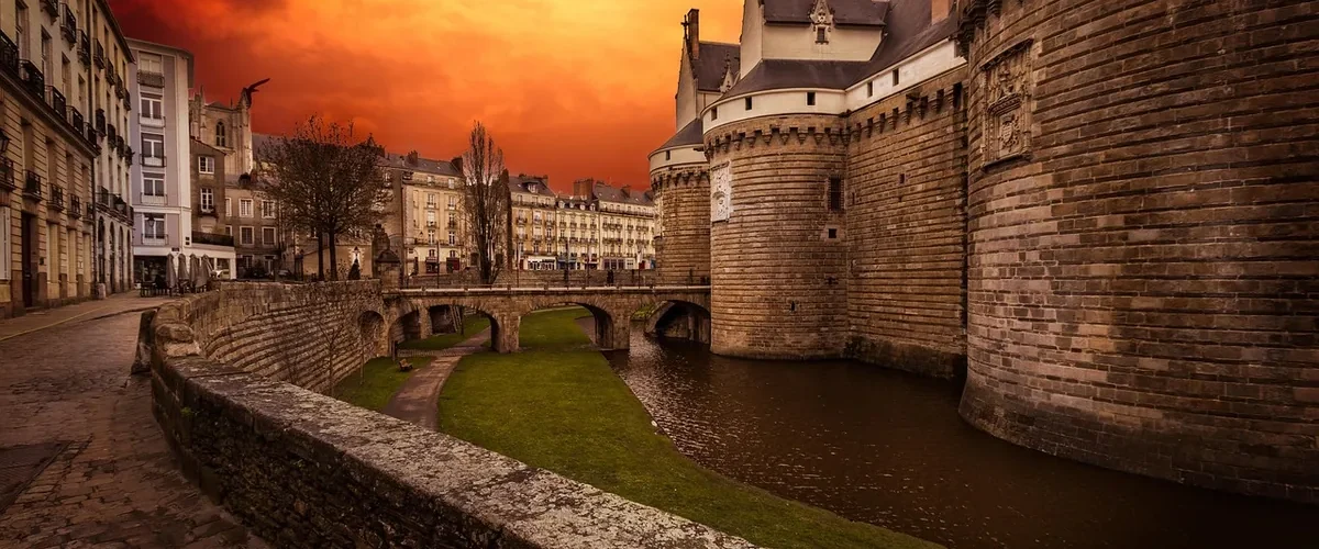 Le château des ducs de Bretagne à Nantes au coucher du soleil, un site des journées du patrimoine en Loire-Atlantique