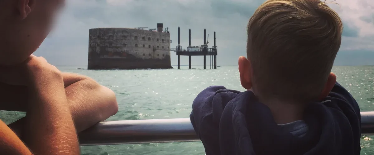 La Rochelle en famille : deux enfants observent Fort Boyard depuis le bateau