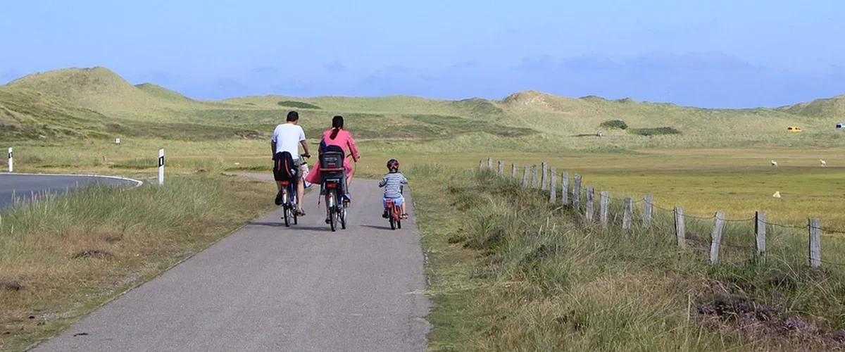 Famille à vélo sur une piste cyclable, balade de La Baule à Batz-sur-Mer à vélo