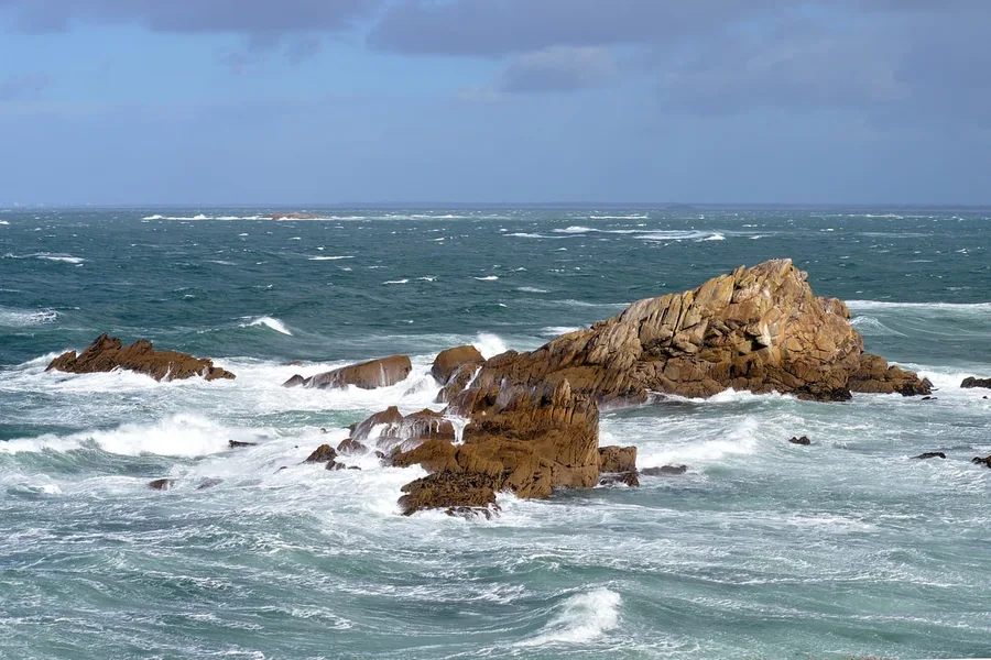 Vagues sur les rochers d'une côte sauvage atlantique